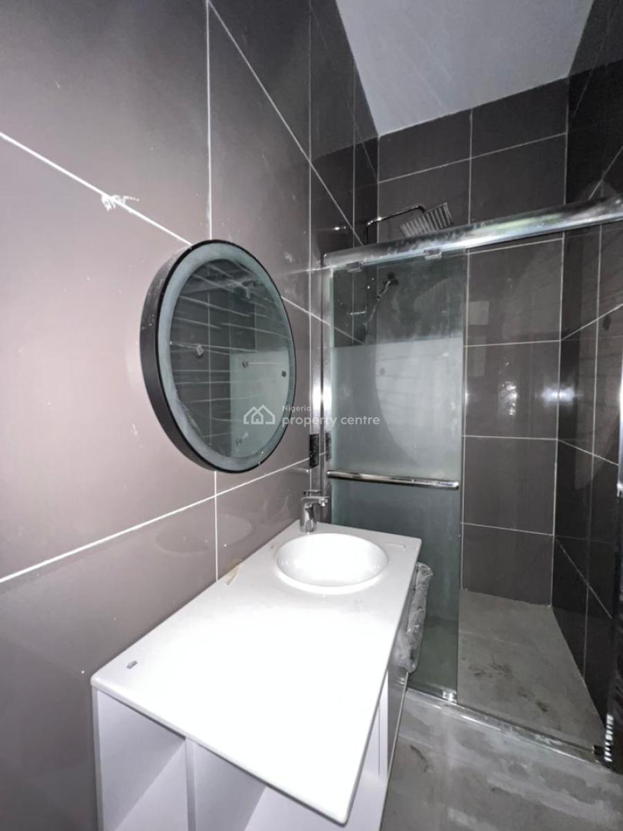 Spacious 2 Bedroom Apartment, Lekki Phase 1, Lekki, Lagos, Flat / Apartment for Sale