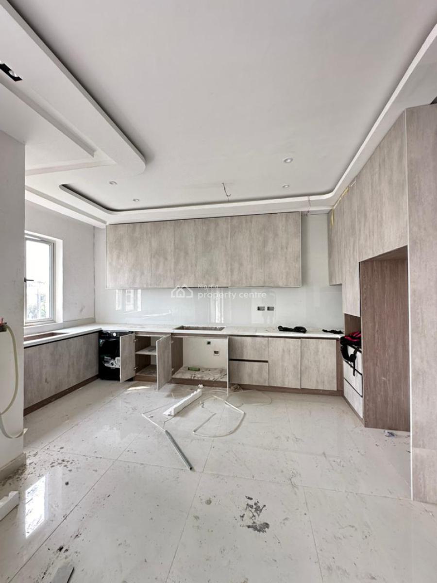 Decent 2 Bedroom Apartment, Lekki Phase 1, Lekki, Lagos, Flat / Apartment for Sale