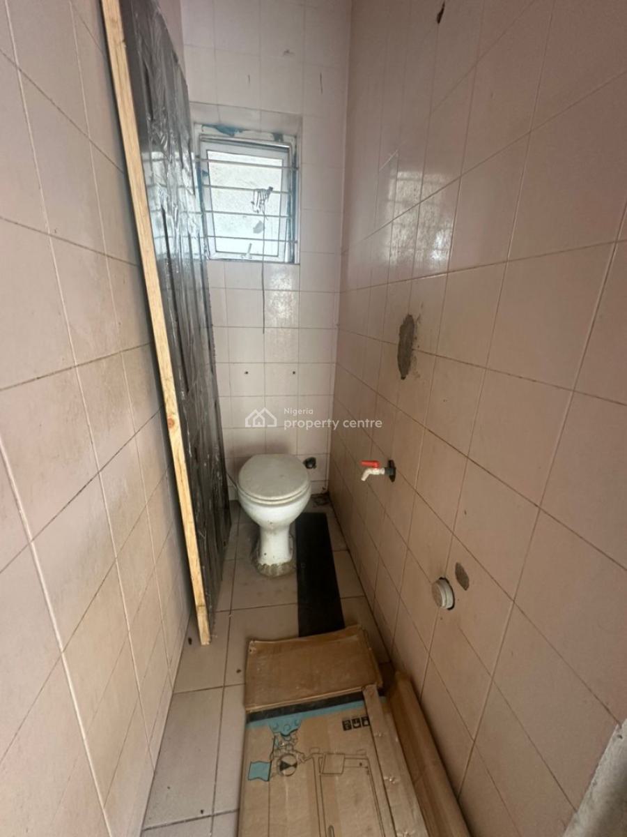 a Well Managed Bq Available for a Single Professional, Lekki Phase 1, Lekki, Lagos, Self Contain (single Rooms) for Rent