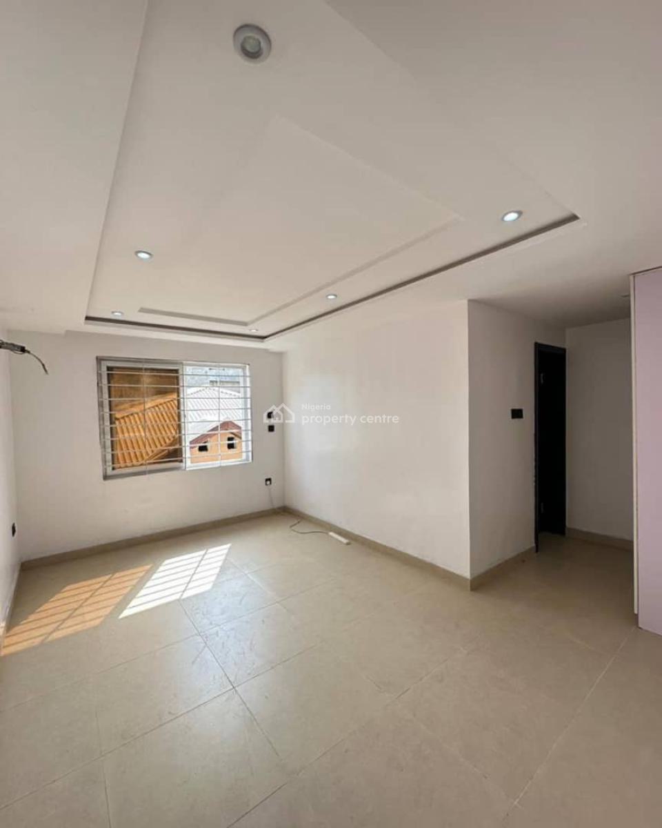 Specious 3 Bedrooms Apartment with Bq, Lekki Phase 1, Lekki, Lagos, Flat / Apartment for Sale