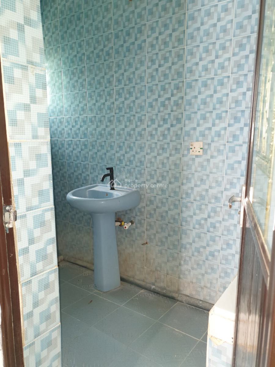 Spacious 3 Bedroom Flat, Spg Road Ologolo, Lekki, Lagos, Flat / Apartment for Rent