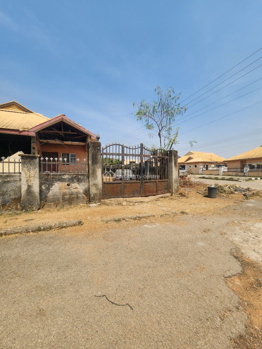 Old 4 Bedroom Bungalow, Prince and Princess Estate, Duboyi, Abuja, Detached Bungalow for Sale