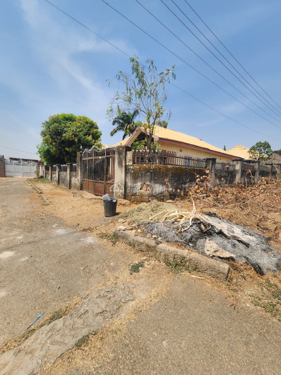 Old 4 Bedroom Bungalow, Prince and Princess Estate, Duboyi, Abuja, Detached Bungalow for Sale