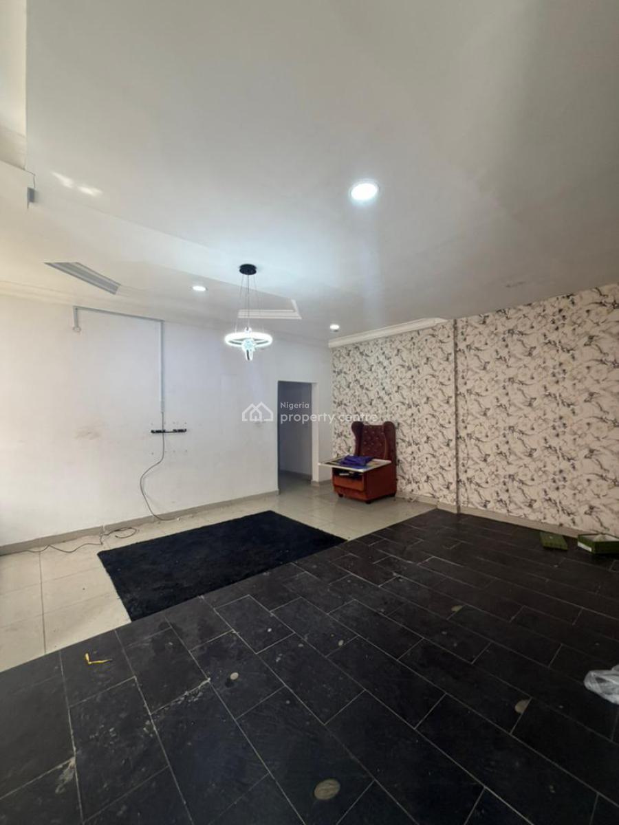 Spacious 2 Bedroom Apartment Upstairs, Lekki Phase 1, Lekki, Lagos, Flat / Apartment for Rent