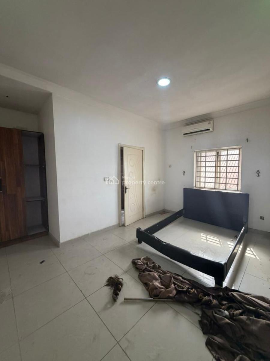 Spacious 2 Bedroom Apartment Upstairs, Lekki Phase 1, Lekki, Lagos, Flat / Apartment for Rent