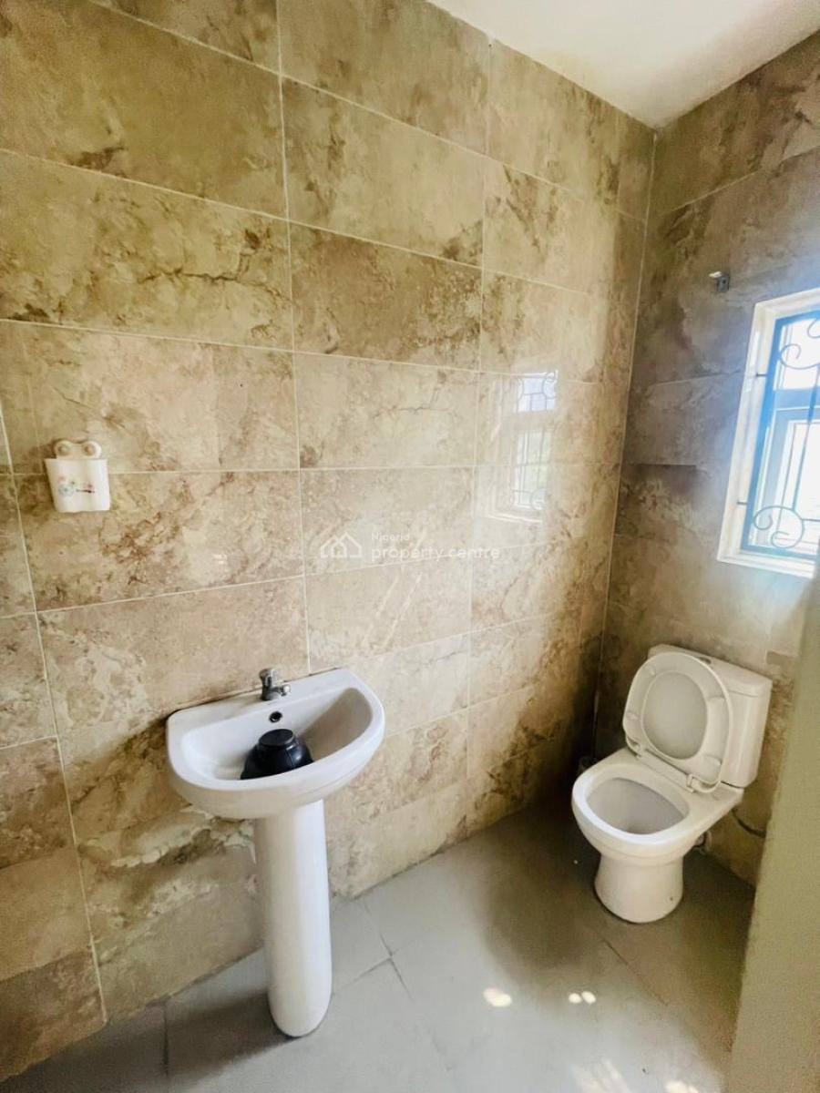 𝐖𝐄𝐋𝐋 𝐌𝐀𝐈𝐍𝐓𝐀𝐈𝐍𝐄𝐃 3 𝐁𝐄𝐃𝐑𝐎𝐎𝐌 𝐓𝐄𝐑𝐑𝐀𝐂𝐄 𝐃𝐔𝐏𝐋, Lekki, Lagos, Terraced Duplex for Rent