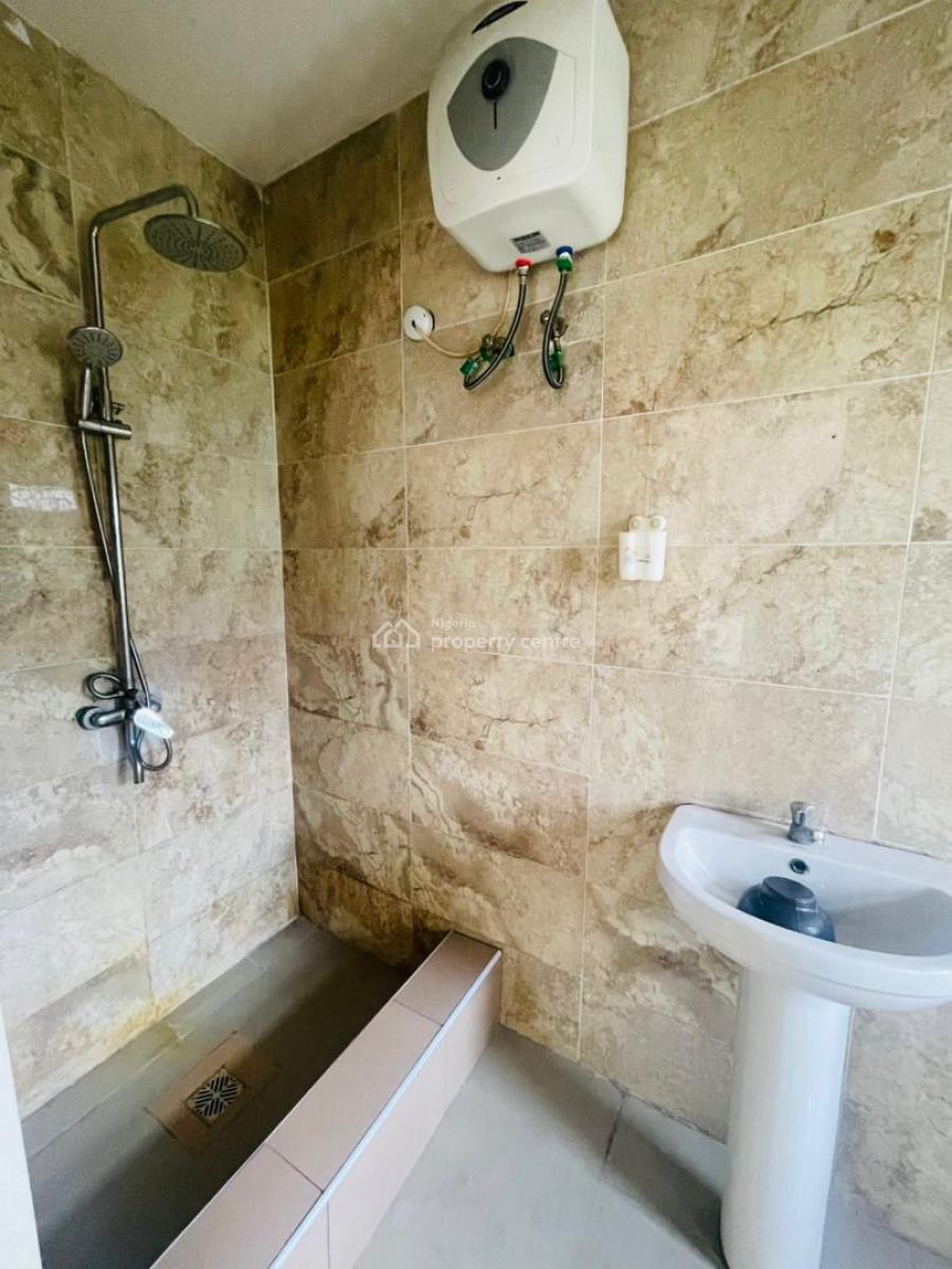 𝐖𝐄𝐋𝐋 𝐌𝐀𝐈𝐍𝐓𝐀𝐈𝐍𝐄𝐃 3 𝐁𝐄𝐃𝐑𝐎𝐎𝐌 𝐓𝐄𝐑𝐑𝐀𝐂𝐄 𝐃𝐔𝐏𝐋, Lekki, Lagos, Terraced Duplex for Rent