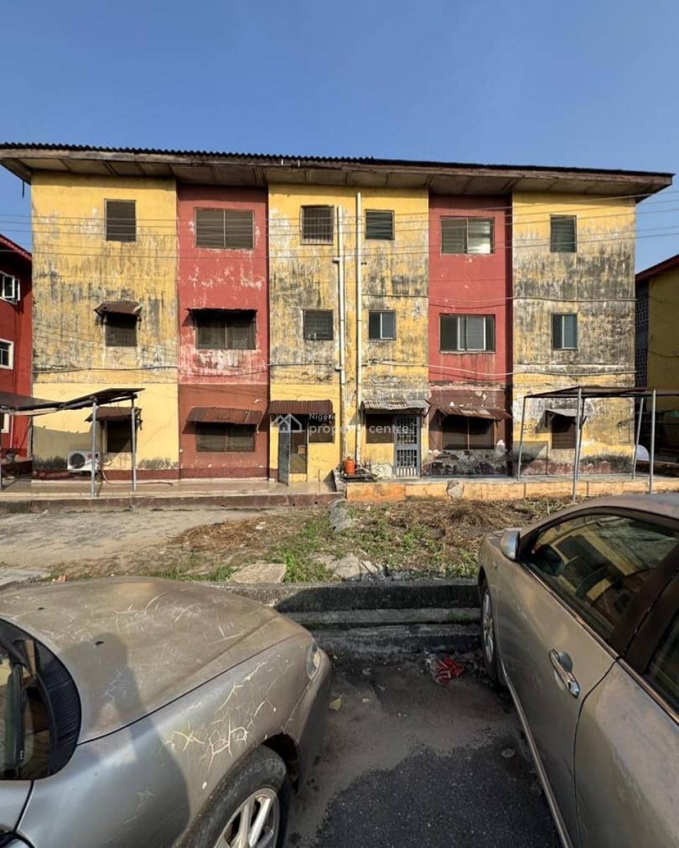 Distress 3 Bedroom Apartment in Serene Environment, Surulere, Lagos, Flat / Apartment for Sale