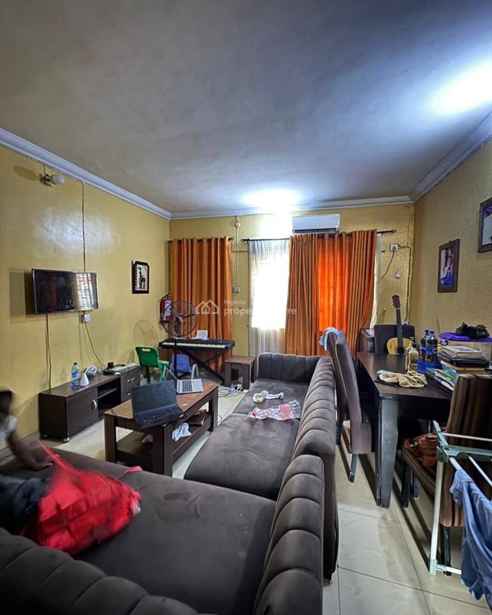 Distress 3 Bedroom Apartment in Serene Environment, Surulere, Lagos, Flat / Apartment for Sale
