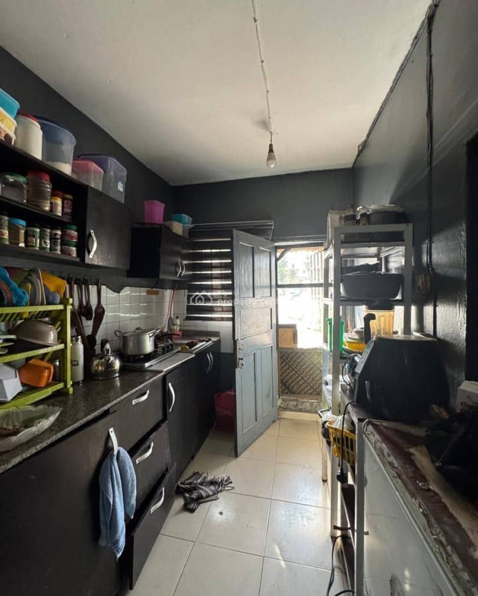 Distress 3 Bedroom Apartment in Serene Environment, Surulere, Lagos, Flat / Apartment for Sale