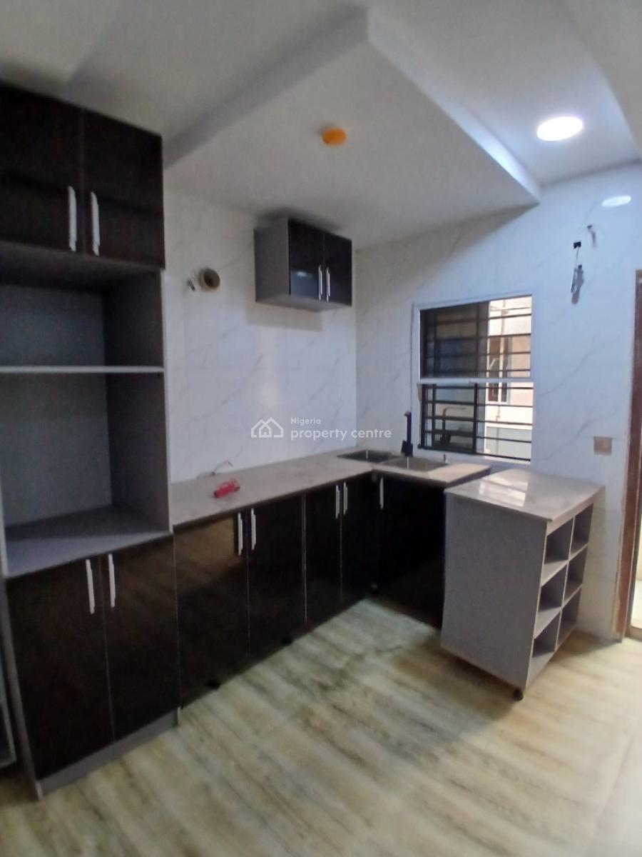 Serviced 2 Bedroom En-suite Flat, Lekki Phase 1, Lekki, Lagos, Flat / Apartment for Rent