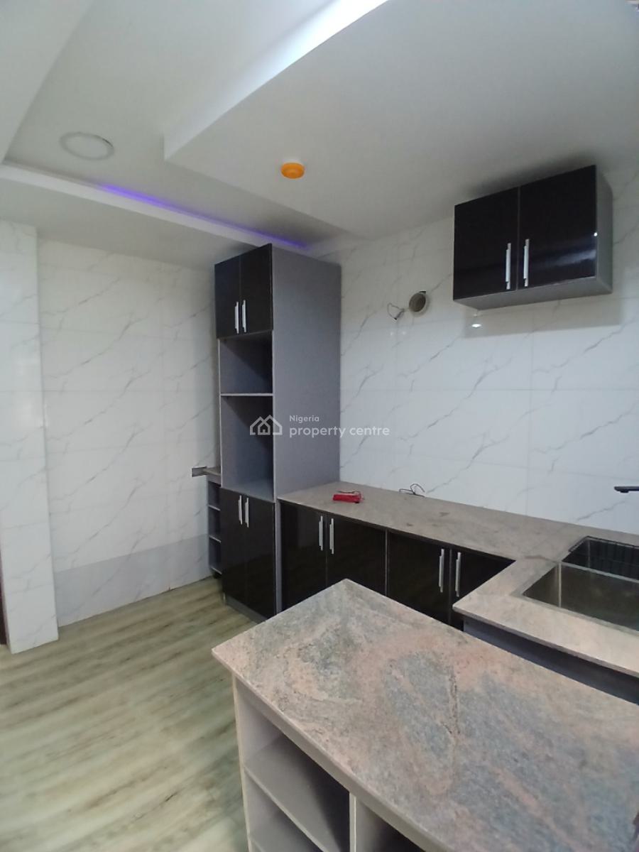 Serviced 2 Bedroom En-suite Flat, Lekki Phase 1, Lekki, Lagos, Flat / Apartment for Rent
