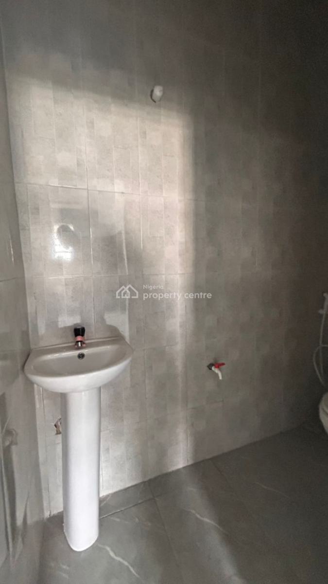 Serviced 3-bedroom Ground Floor Apartment with Bq, Pool & Gym, Lekki Phase 1, Lekki, Lagos, Flat / Apartment for Rent