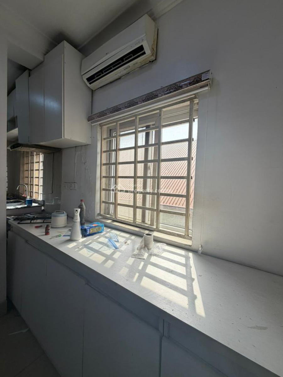 Lekki Phase 1 Apartment: 2-bedroom with Security, Lekki Phase 1, Lekki, Lagos, Flat / Apartment for Rent