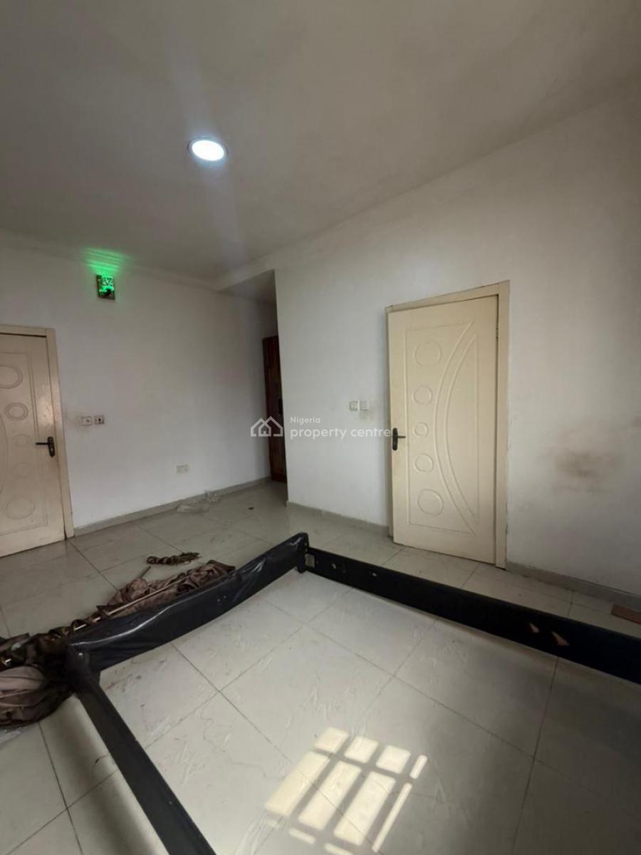 Lekki Phase 1 Apartment: 2-bedroom with Security, Lekki Phase 1, Lekki, Lagos, Flat / Apartment for Rent