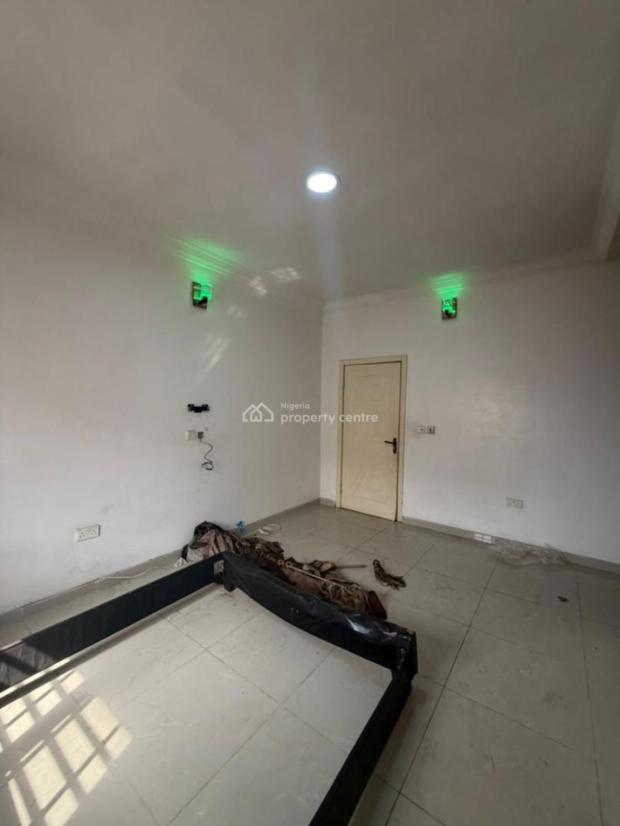 Lekki Phase 1 Apartment: 2-bedroom with Security, Lekki Phase 1, Lekki, Lagos, Flat / Apartment for Rent
