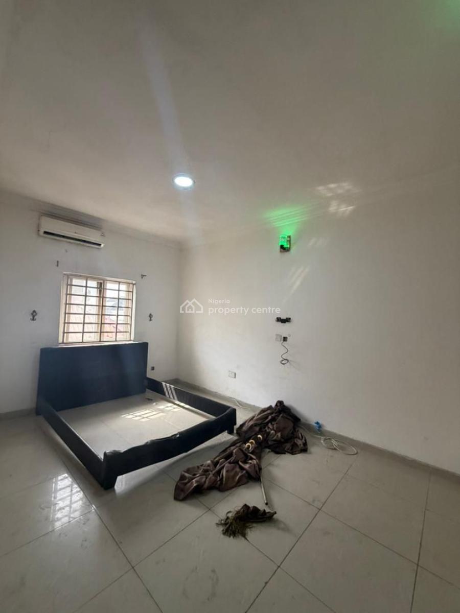 Lekki Phase 1 Apartment: 2-bedroom with Security, Lekki Phase 1, Lekki, Lagos, Flat / Apartment for Rent