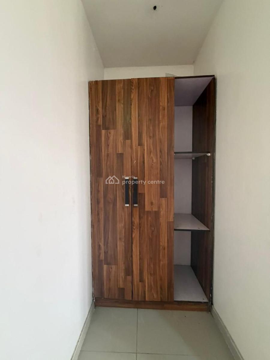 Lekki Phase 1 Apartment: 2-bedroom with Security, Lekki Phase 1, Lekki, Lagos, Flat / Apartment for Rent