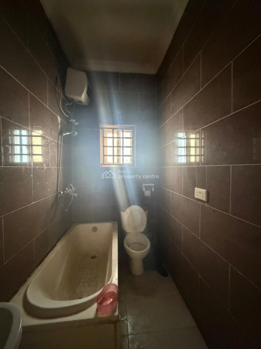 Lekki Phase 1 Apartment: 2-bedroom with Security, Lekki Phase 1, Lekki, Lagos, Flat / Apartment for Rent