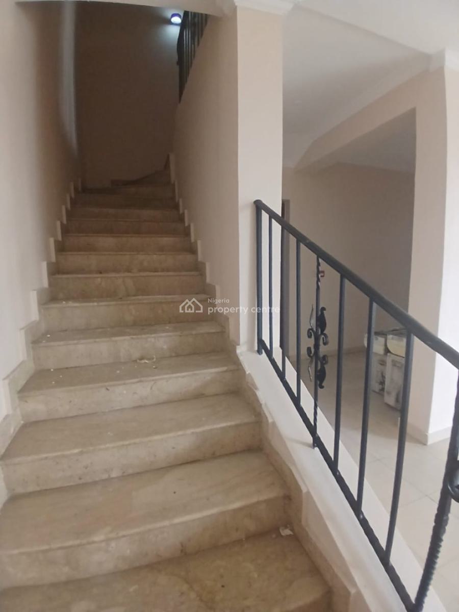 3 Bedroom Maisonette Available in an Estate, Yaba, Adekunle, Yaba, Lagos, Terraced Duplex for Rent