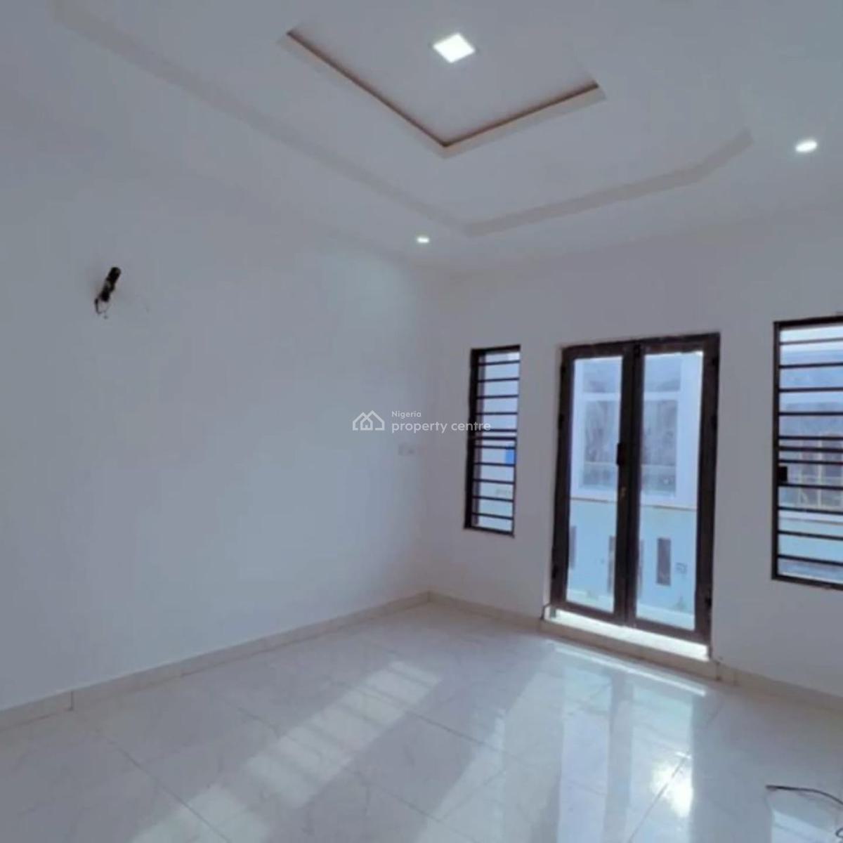 Distress 3bedroom Terrace, Ologolo, Lekki, Lagos, Terraced Duplex for Sale