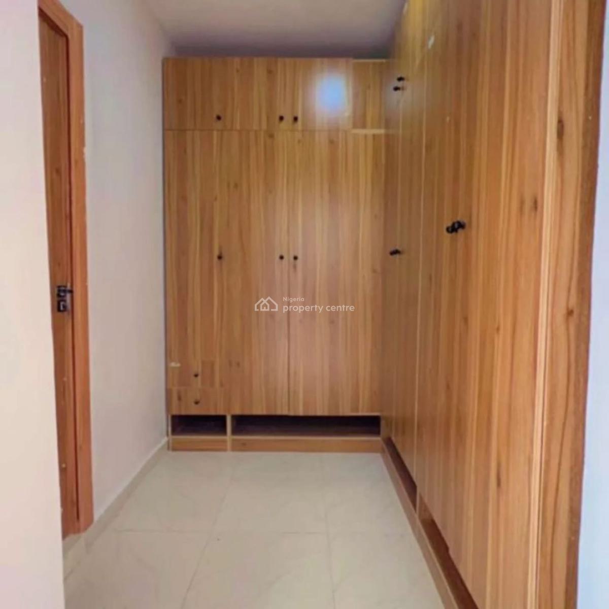 Distress 3bedroom Terrace, Ologolo, Lekki, Lagos, Terraced Duplex for Sale