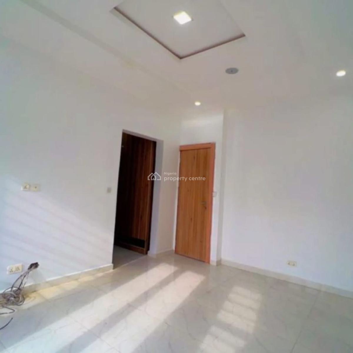 Distress 3bedroom Terrace, Ologolo, Lekki, Lagos, Terraced Duplex for Sale