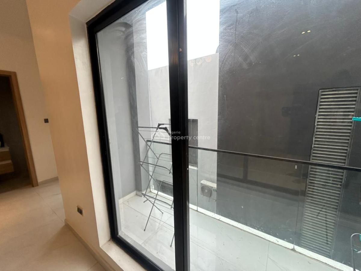 Smart 2 Bedrooms Ensuite, Toyota Road, Ikate Elegushi, Lekki, Lagos, Flat / Apartment for Sale