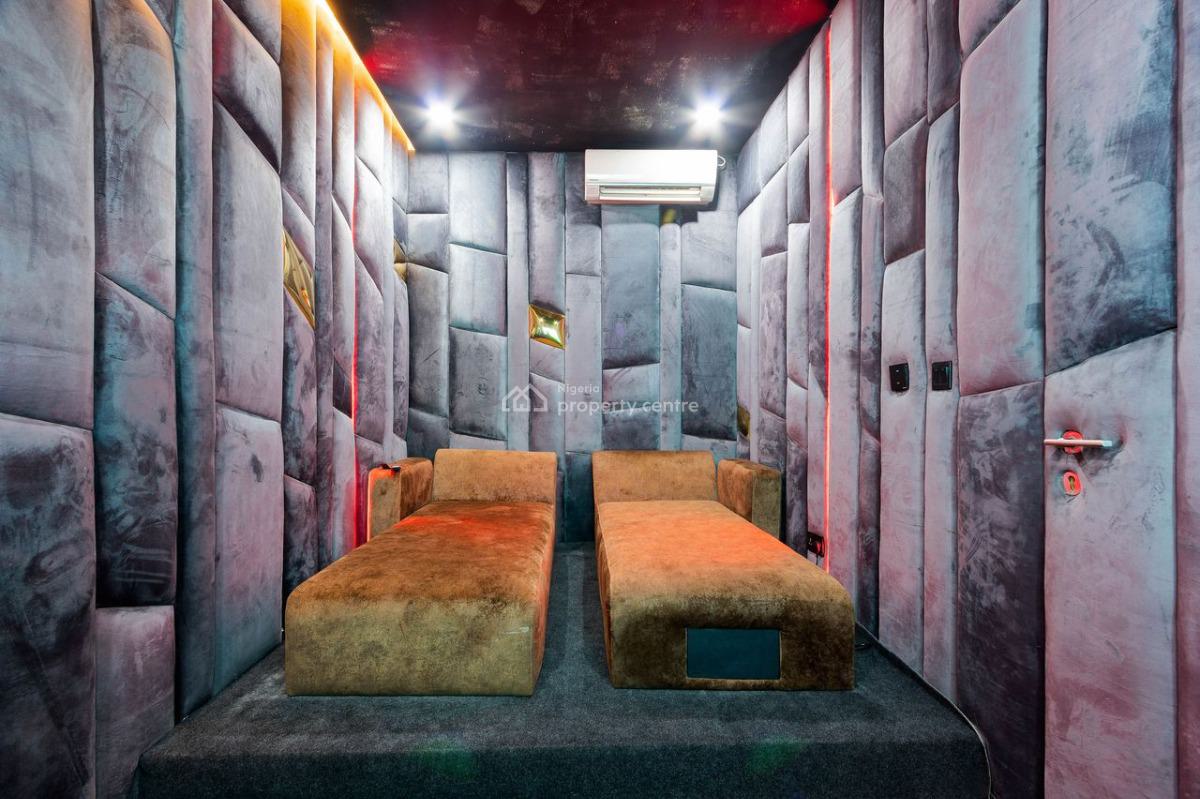 Luxury 1 Bedroom Apartment with Cinema and Pool, Housekeeping,wifi,cctv, Car Park Space and Lots More, Lekki, Lagos, Flat / Apartment Short Let