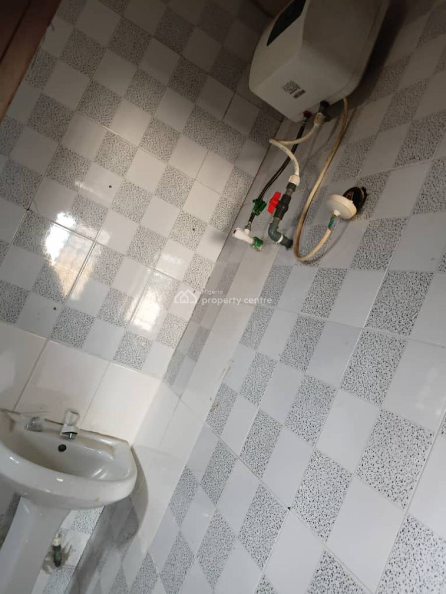 3brm Flat All Rooms Ensuite Upstairs in a Gated Close Around Omo Onile, Obawole Ifako Ijaya Lga, Ogba, Ikeja, Lagos, Flat / Apartment for Rent