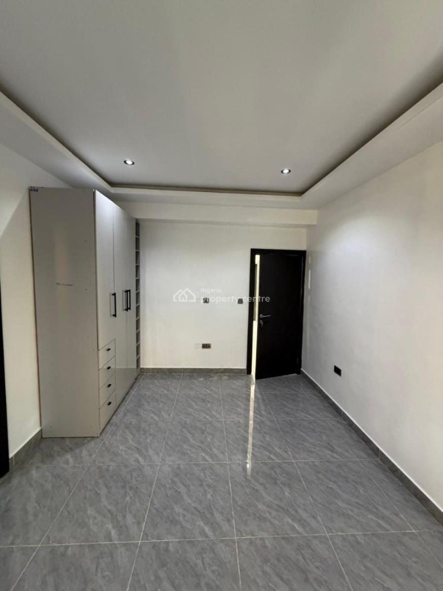 Spacious Massive Lurxuy 3bedroom Flat, Secure Minestate Alpha Beach Road Lekki Lagos, Lekki, Lagos, Block of Flats for Sale