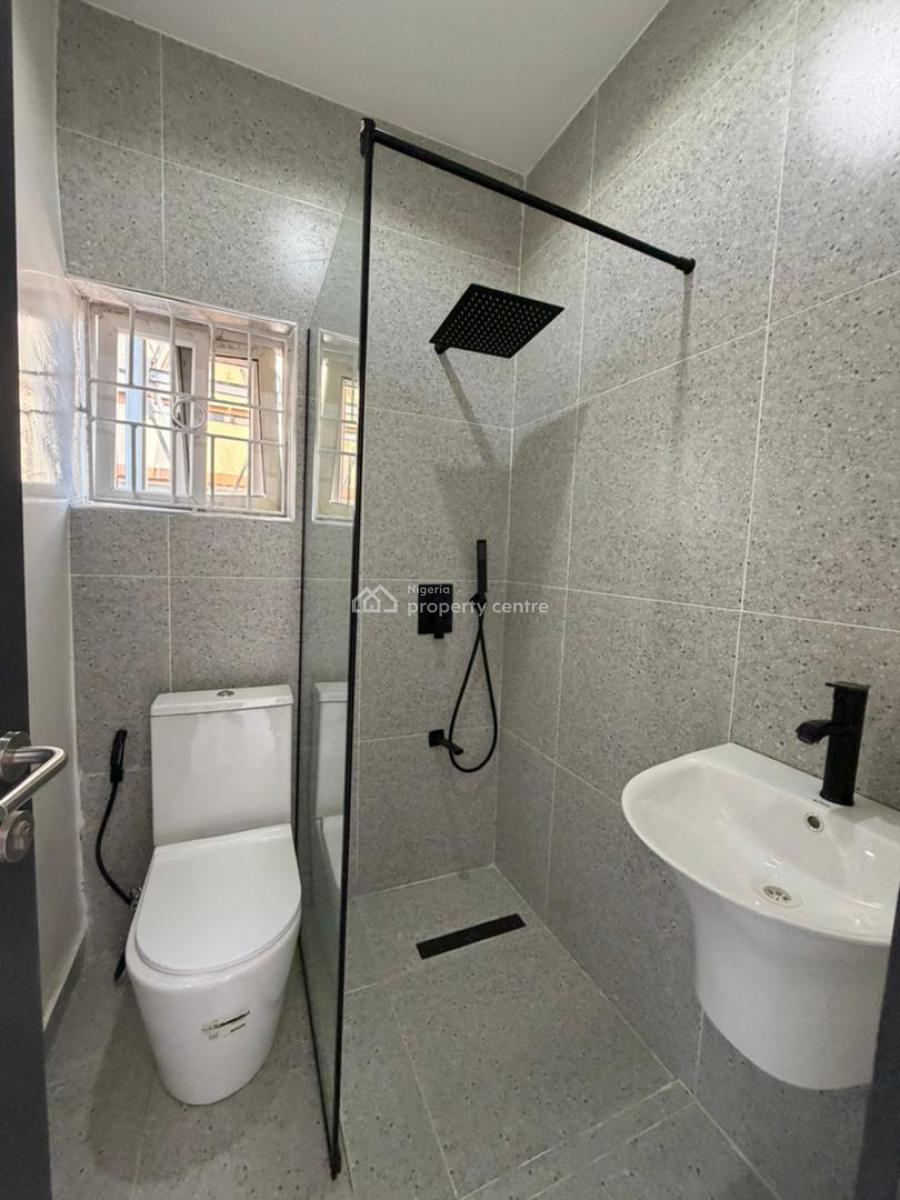 Spacious Massive Lurxuy 3bedroom Flat, Secure Minestate Alpha Beach Road Lekki Lagos, Lekki, Lagos, Block of Flats for Sale