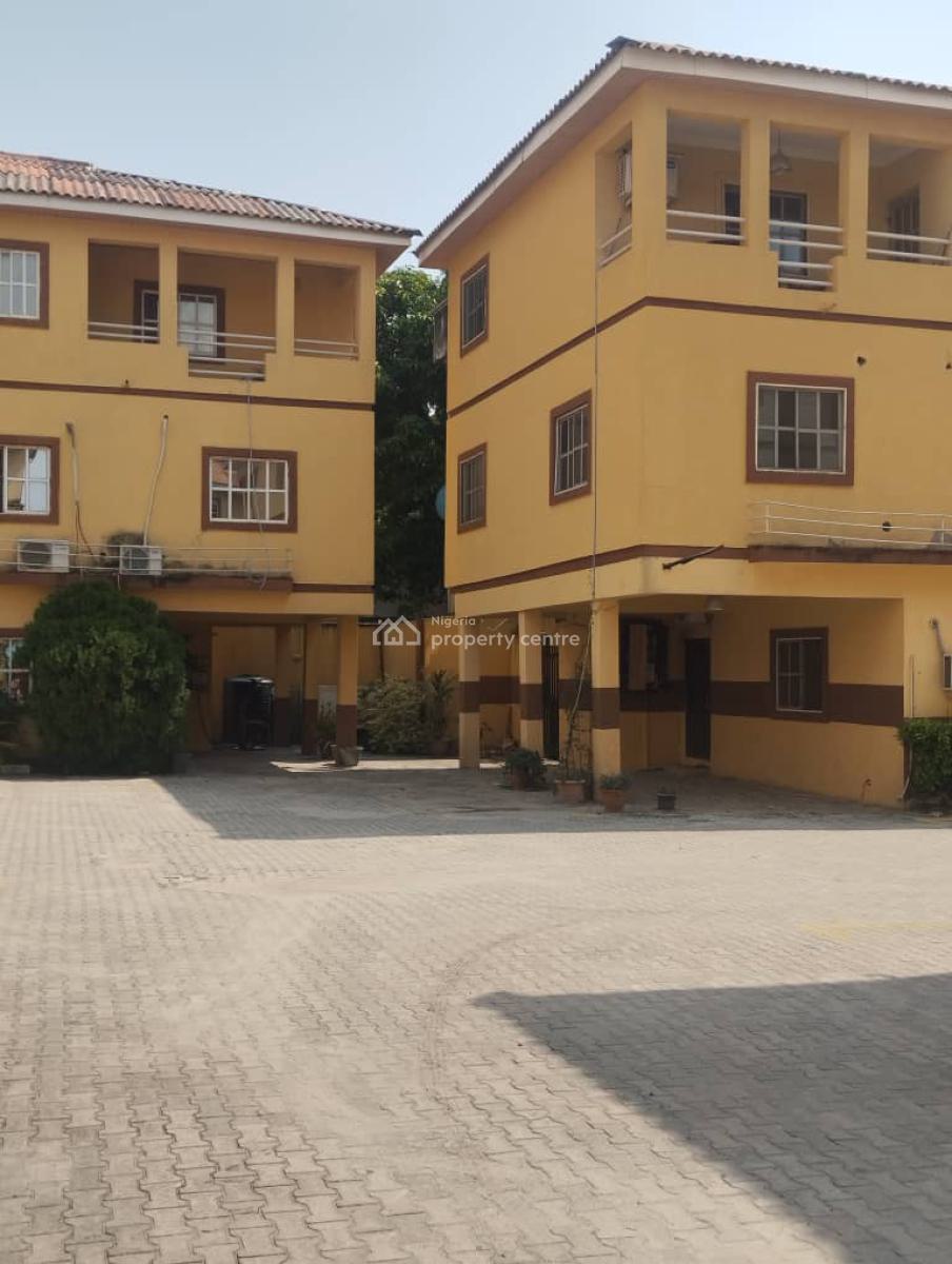 Spacious Massive Lurxuy 3bedroom Flat, Secure Minestate Alpha Beach Road Lekki Lagos, Lekki, Lagos, Block of Flats for Sale