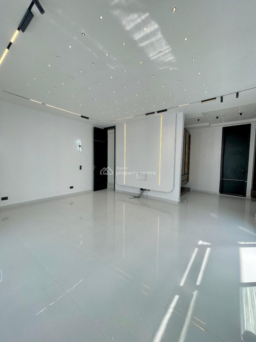 Luxury Spacious 2 Bedroom Apartment -- Off Admiralty Way, Lekki Phase 1, Off Admiralty Way, Lekki Phase 1, Lekki, Lagos, Flat / Apartment for Sale