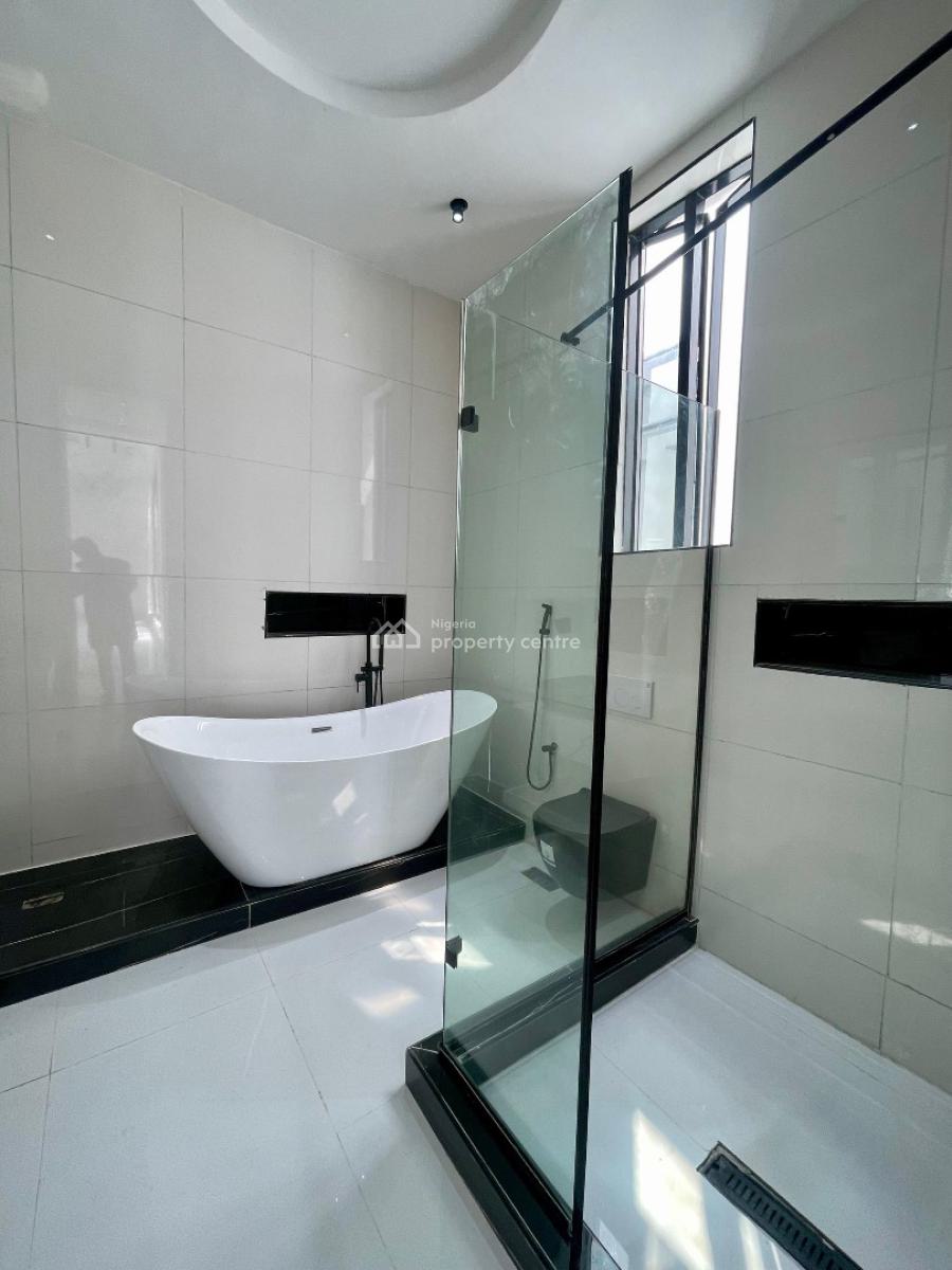 Luxury Spacious 2 Bedroom Apartment -- Off Admiralty Way, Lekki Phase 1, Off Admiralty Way, Lekki Phase 1, Lekki, Lagos, Flat / Apartment for Sale