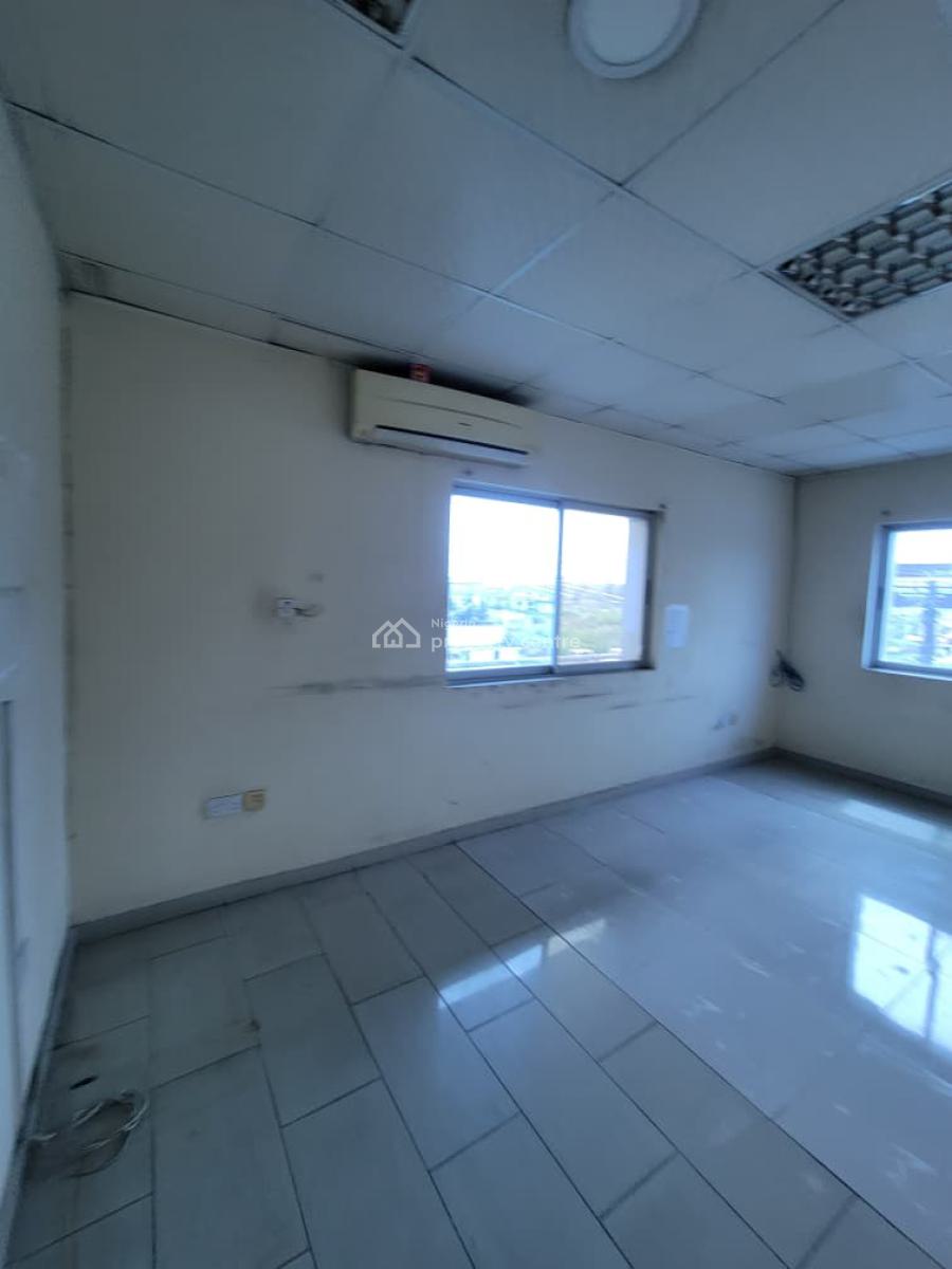 Commercial Big Space Facing The Road in a Busy Area, Lekki, Lagos, Office Space for Rent