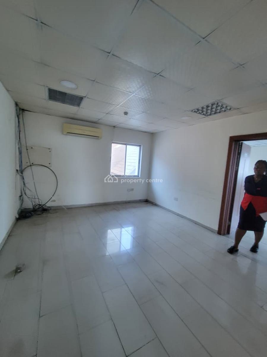 Commercial Big Space Facing The Road in a Busy Area, Lekki, Lagos, Office Space for Rent