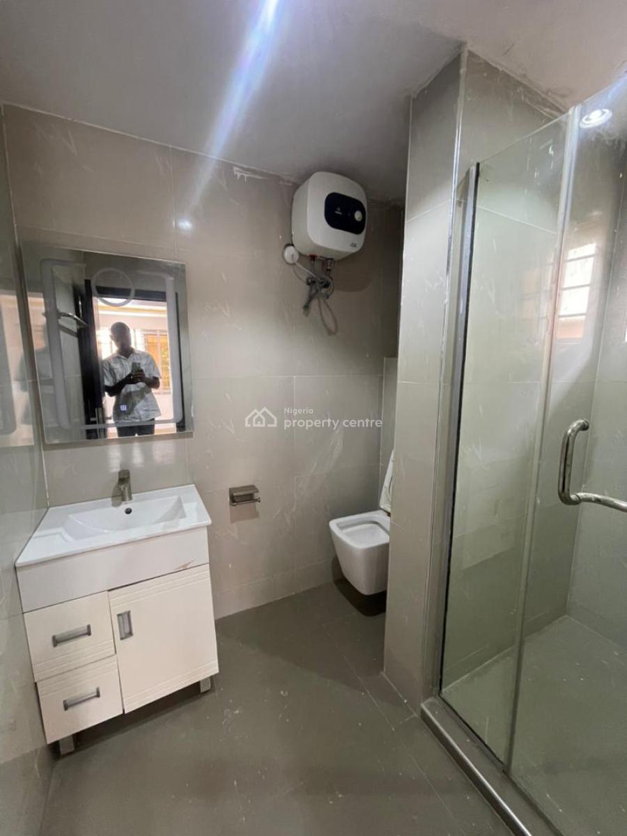 Well Built 3 Bedroom Apartment, Lekki Phase 1, Lekki, Lagos, Flat / Apartment for Sale