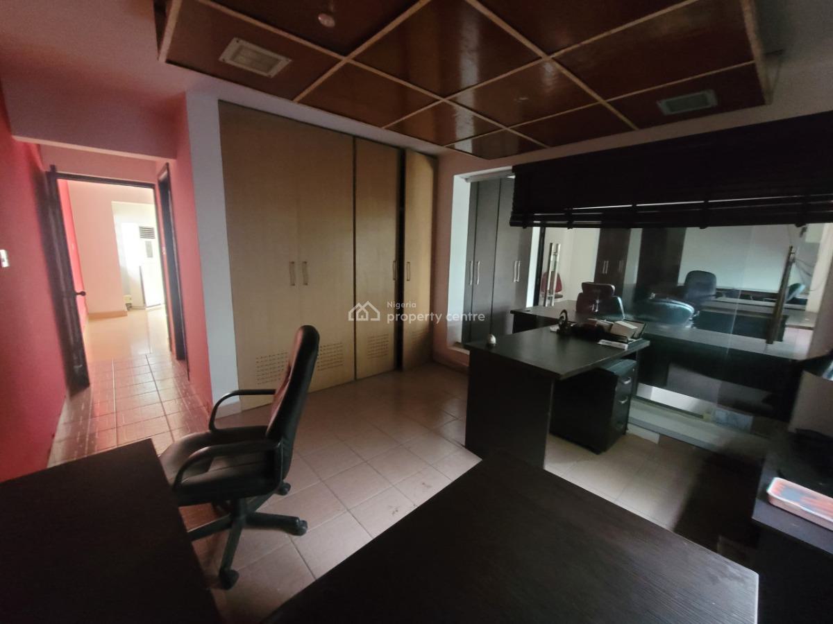 Well Maintained 3 Bedroom Apartment, Off Admiralty Way, Lekki Phase 1, Lekki, Lagos, Office Space for Rent
