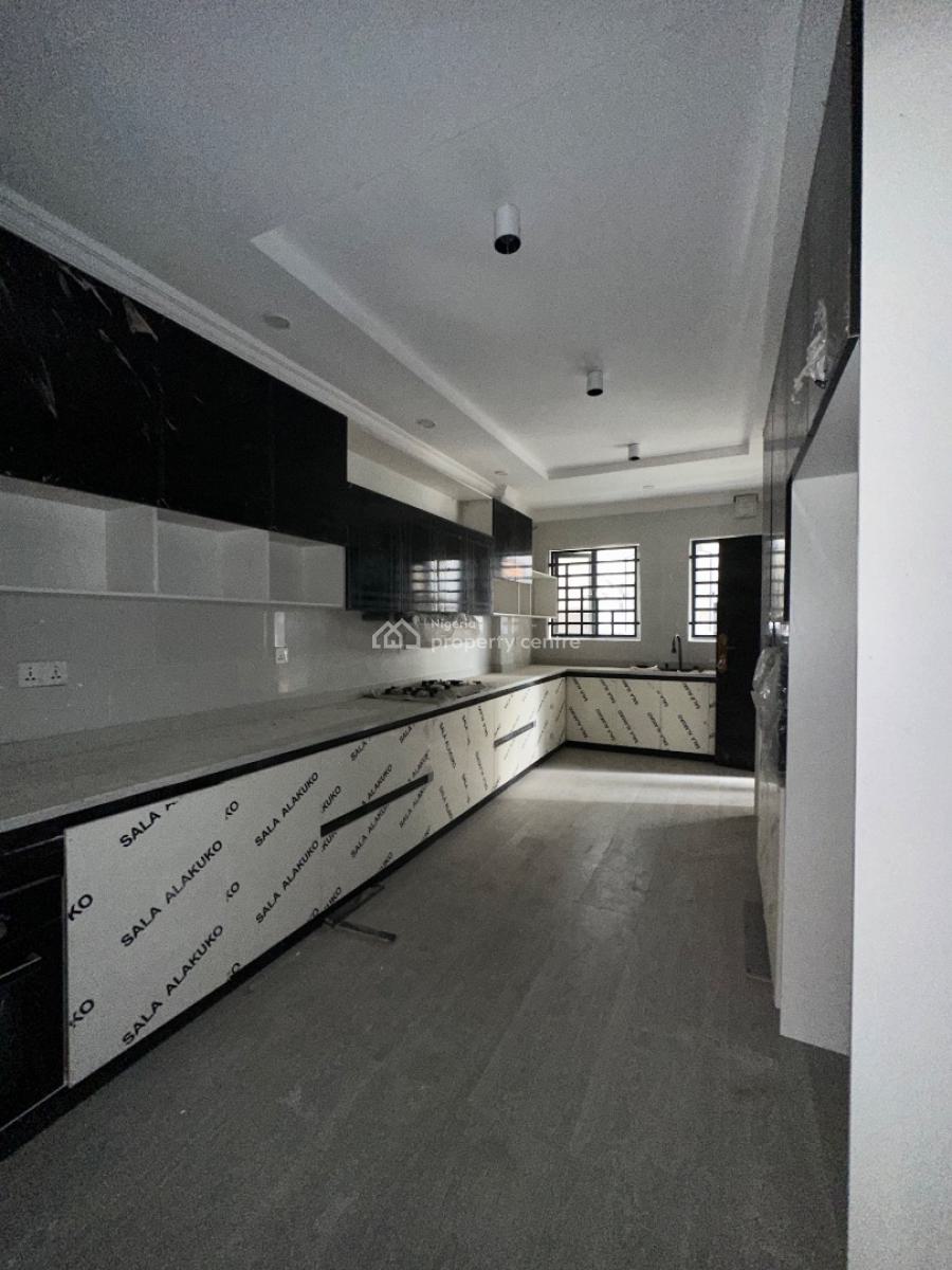 Spaciously Built 4 Bedroom Apartment with Bq & Elevator, Lekki Phase 1, Lekki, Lagos, Flat / Apartment for Sale