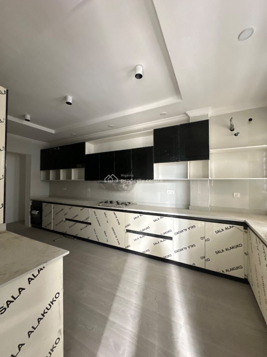 Spaciously Built 4 Bedroom Apartment with Bq & Elevator, Lekki Phase 1, Lekki, Lagos, Flat / Apartment for Sale