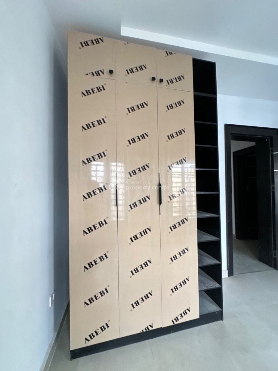 Spaciously Built 4 Bedroom Apartment with Bq & Elevator, Lekki Phase 1, Lekki, Lagos, Flat / Apartment for Sale