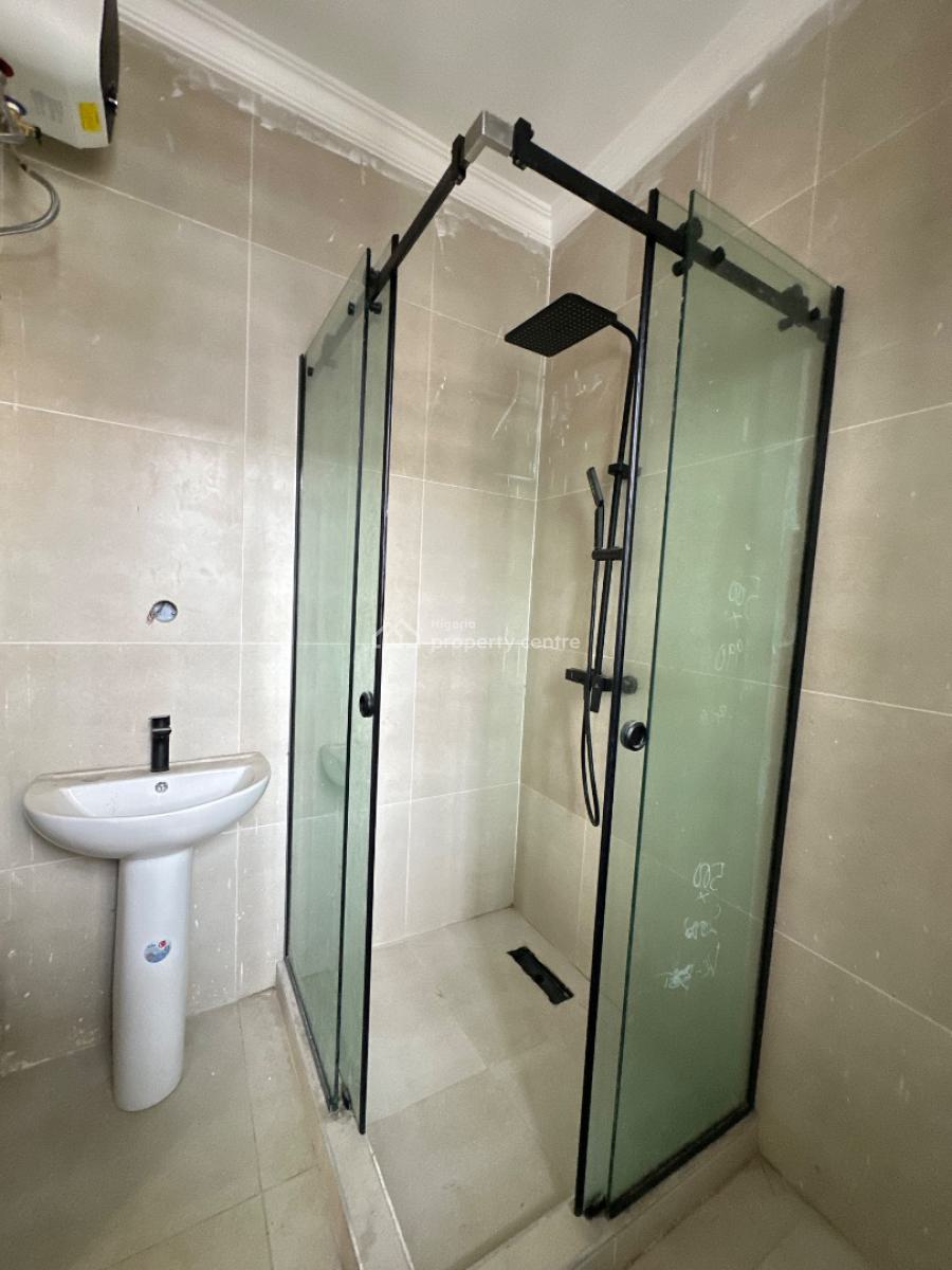 Spaciously Built 4 Bedroom Apartment with Bq & Elevator, Lekki Phase 1, Lekki, Lagos, Flat / Apartment for Sale