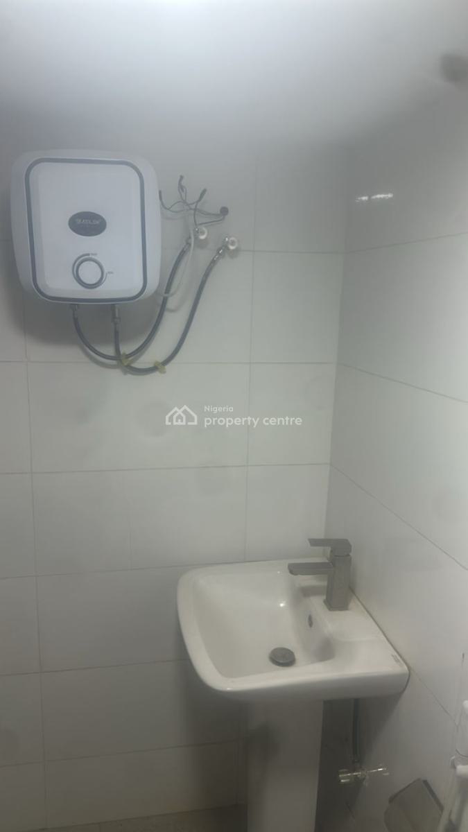 Spacious Three Bedroom Flat with Bq, Naf Valley Estate, Asokoro District, Abuja, Flat / Apartment for Rent