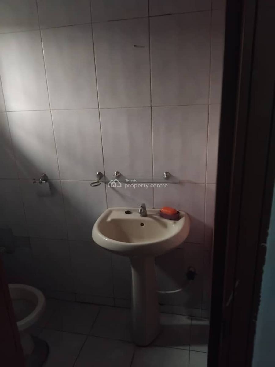 Spacious Room in Apartment Sharing Kitchen with 1 Person, Lekki Phase 1, Right Hand Side, Lekki Phase 1, Lekki, Lagos, Self Contain (single Rooms) for Rent