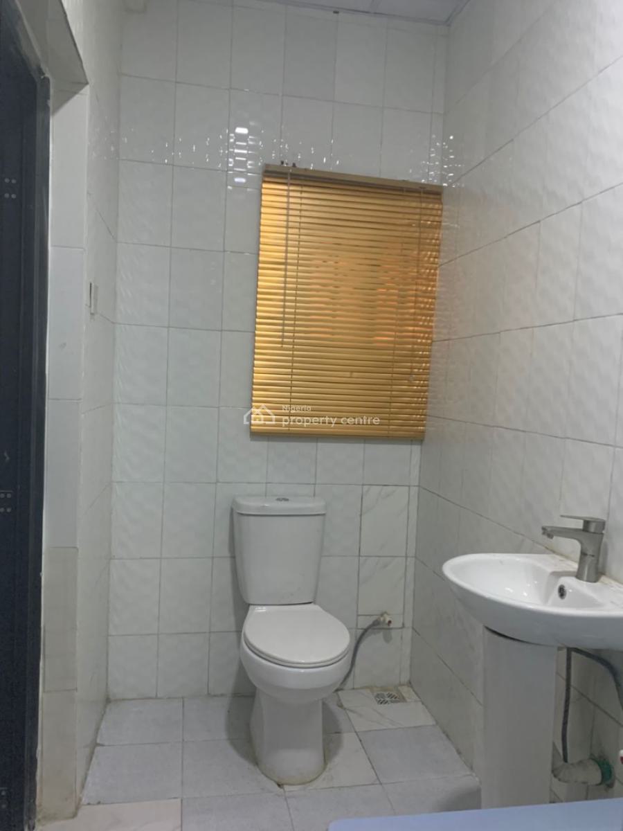 Well Maintained 3bedroom Apartment on Second Floor, Off Olatilewa. Street, Surulere, Surulere, Lagos, Flat / Apartment for Rent