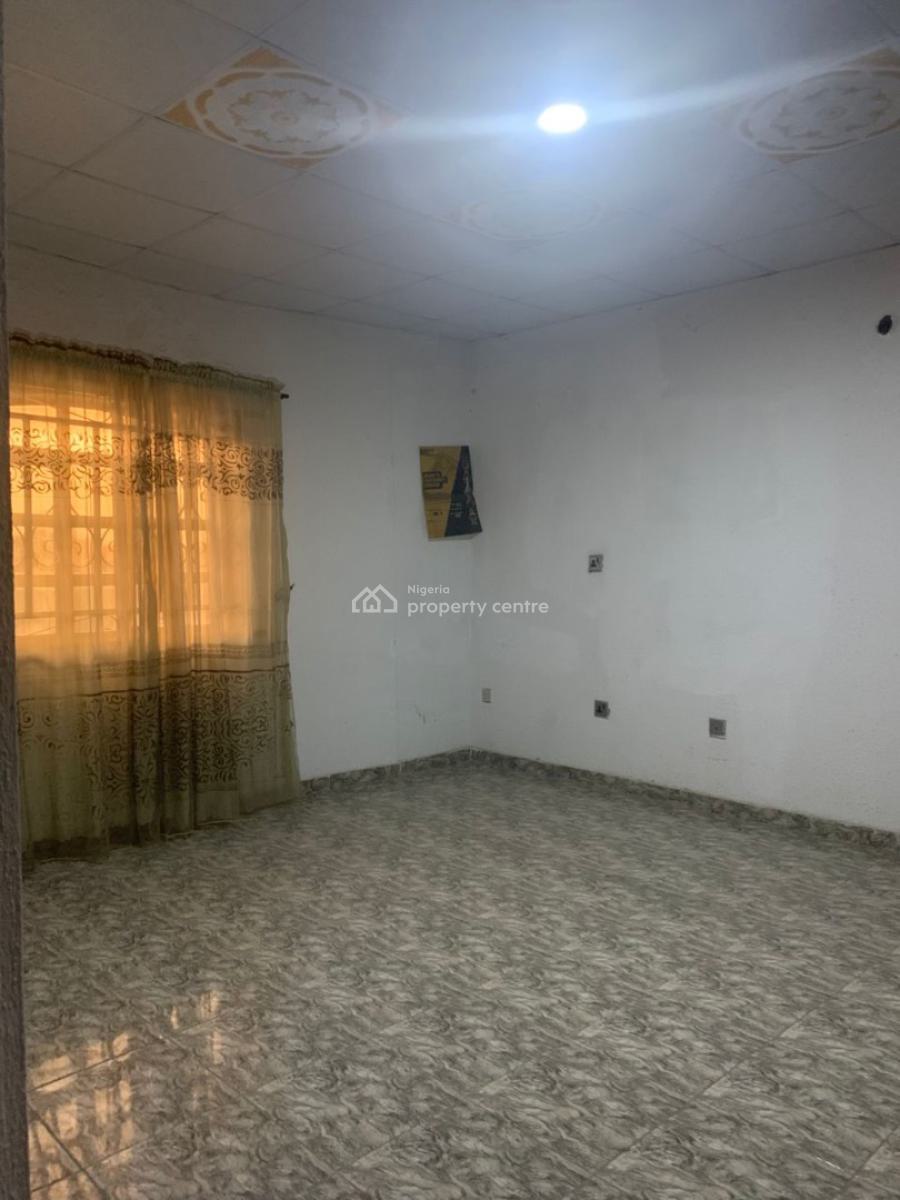 Well Maintained 3bedroom Apartment on Second Floor, Off Olatilewa. Street, Surulere, Surulere, Lagos, Flat / Apartment for Rent