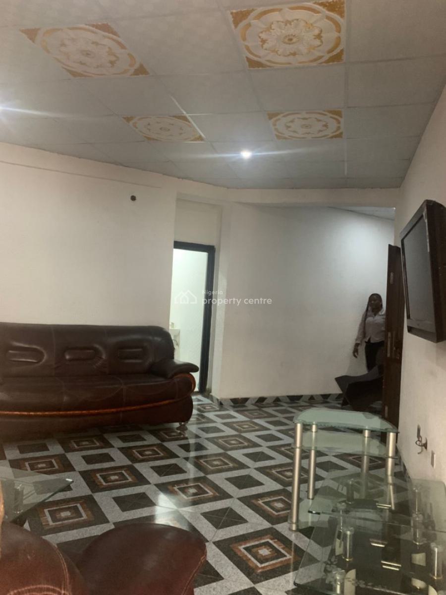 Well Maintained 3bedroom Apartment on Second Floor, Off Olatilewa. Street, Surulere, Surulere, Lagos, Flat / Apartment for Rent