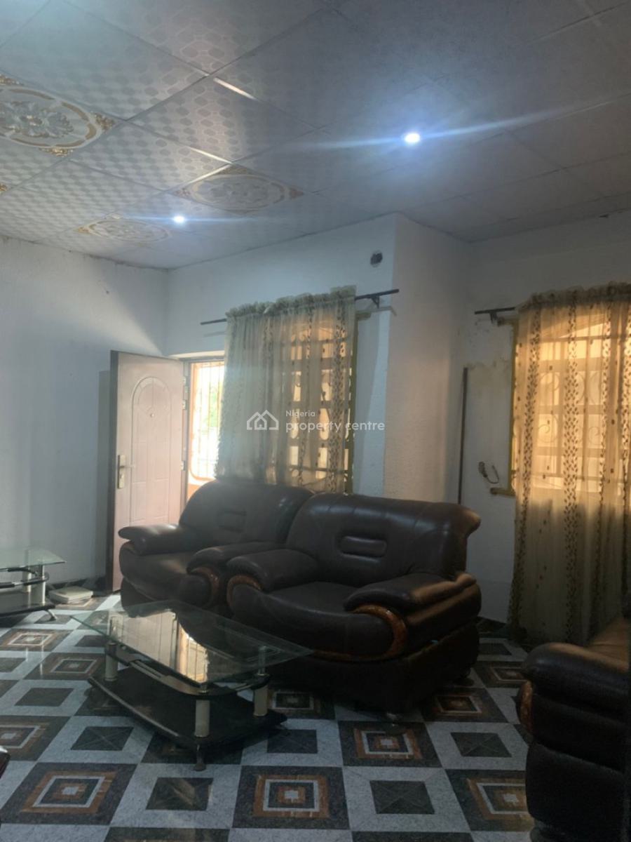 Well Maintained 3bedroom Apartment on Second Floor, Off Olatilewa. Street, Surulere, Surulere, Lagos, Flat / Apartment for Rent