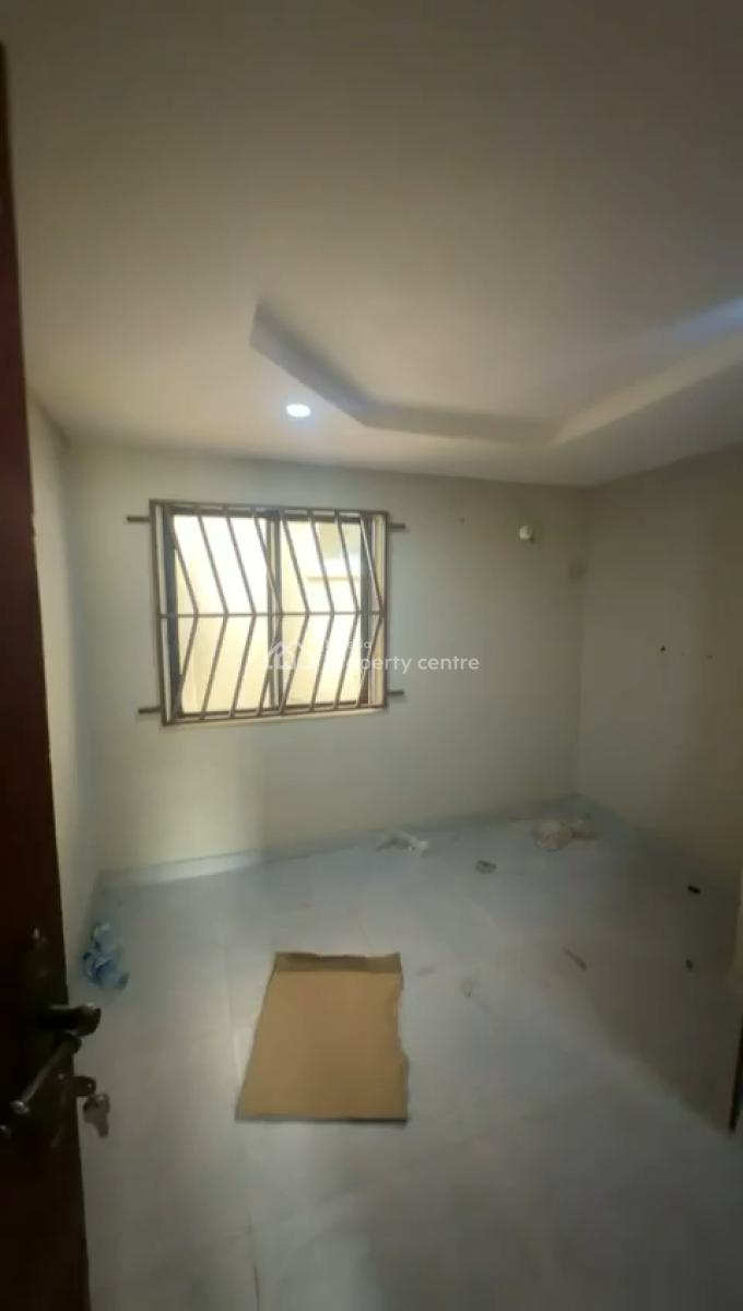 Neatly Used and Spacious 3 Bedroom Flat, Fadeyi, Yaba, Lagos, Flat / Apartment for Rent